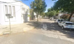 hombre sin vida en una casa usurpada