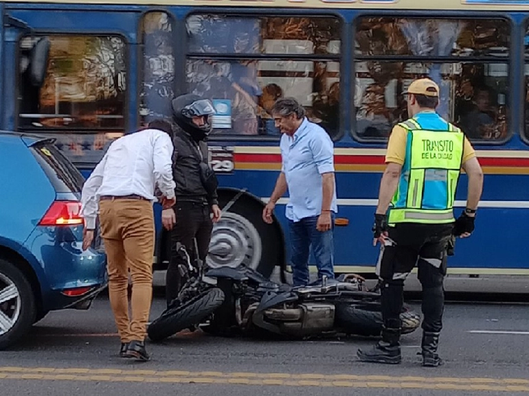 El ex jugador de River Plate y actual manager de la institución, Enzo Francescoli, chocó con su auto a un motociclista en el barrio de Núñez.