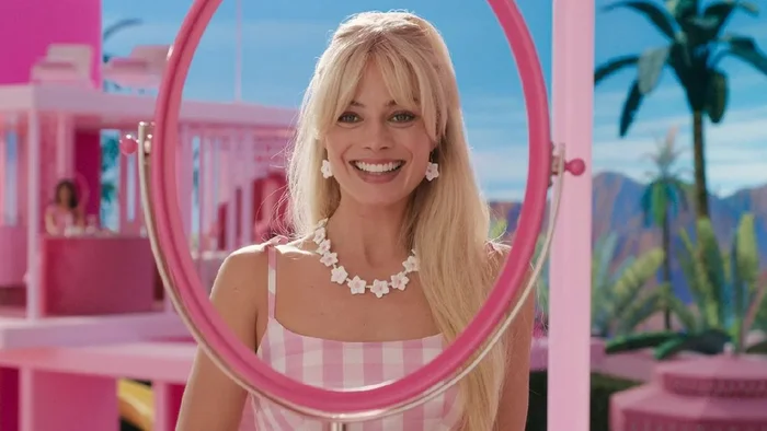 Si bien la película protagonizada por Margot Robbie tiene como centro a la famosa muñeca de Mattel, hay escenas con metamensajes y contenido no del todo orientado a menores. 