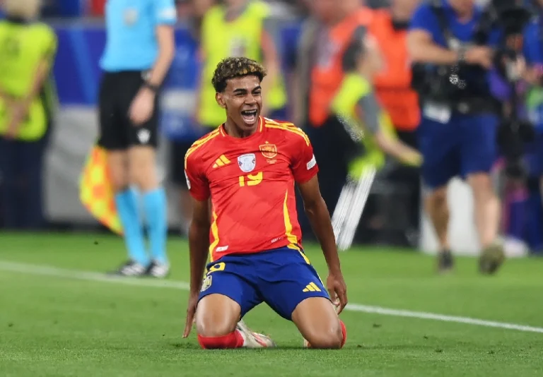 España derrotó a Francia 2-1.