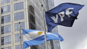 Edificio de YPF y bandera argentina