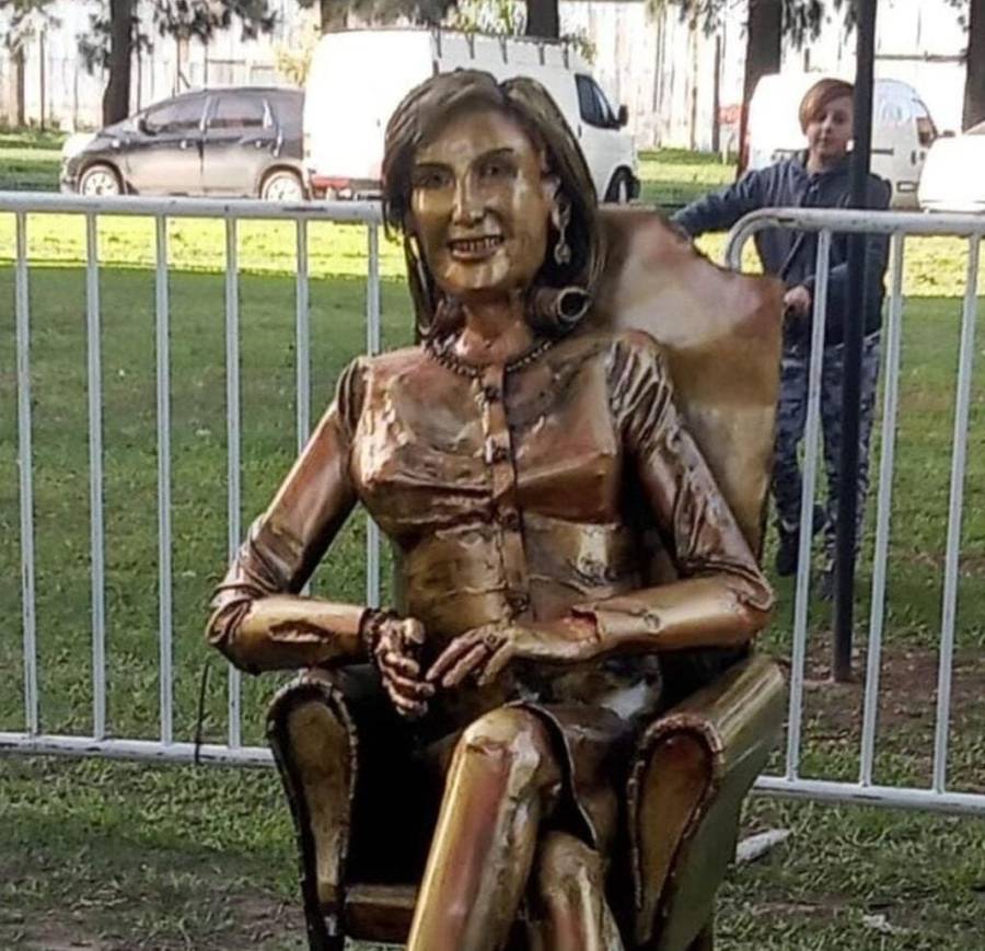 En los festejos por los 121 años de Villa Cañas, ciudad que vió nacer a la diva, inauguraron una estatua de la artista que generó polémica en las redes por su ¿parecido?.