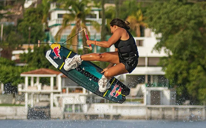 Eugenia de Armas obtuvo el primer lugar en la prueba de figuras en esquí náutico en los Juegos de Santiago 2023.