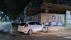 Un auto chocó en el centro