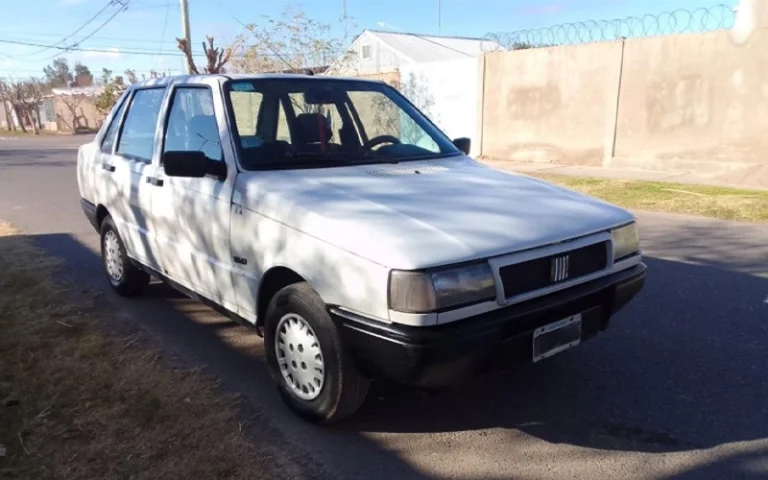 Familia busca recuperar su Fiat Duna blanco tras el robo del vehículo.