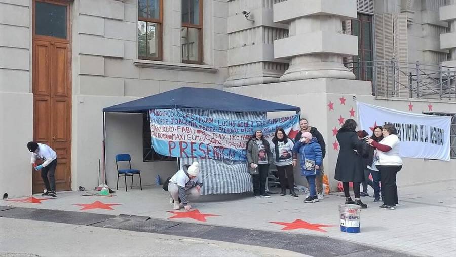 Familiares y víctimas de la inseguridad acampan en reclamo