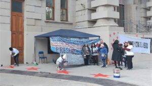 Familiares y víctimas de la inseguridad acampan en reclamo