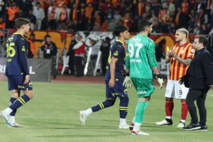 Fenerbahce abandonó la cancha y le cedió el título al Galatasaray