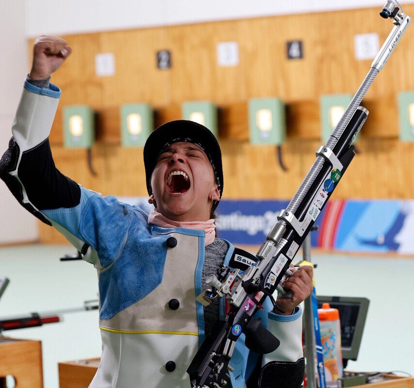 La tiradora cordobesa salió segunda en la competencia "rifle aire 10 metros" en los juegos de Santiago 2023 y clasificó a los Olímpicos de París.