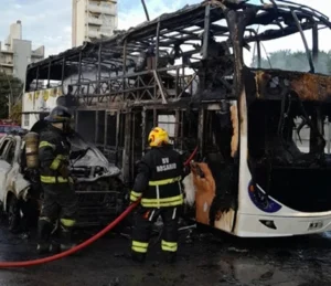 incendio frente a la terminal de Ómnibus