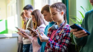 Francia prohibió el uso de redes sociales a menores de 15 años