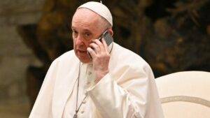 El Papa Francisco hablando por teléfono