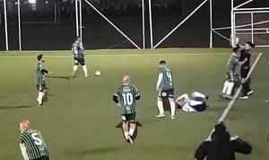 Jugador expulsado de por vida por agredir a un juez de línea