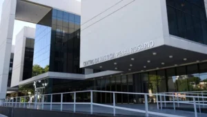 imputaron al hombre que golpeó a otro hasta dejarlo grave en un partido