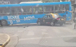 Fuerte choque entre un taxi y un colectivo deja cuatro heridos