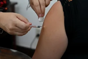 Aplicación de vacunas antigripales en un centro de salud de Santa Fe