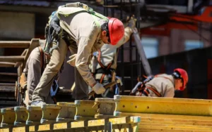 Fuertes caídas en la construcción y la producción industrial durante abril