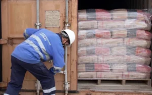 Fuertes caídas en producción automotriz y despachos de cemento