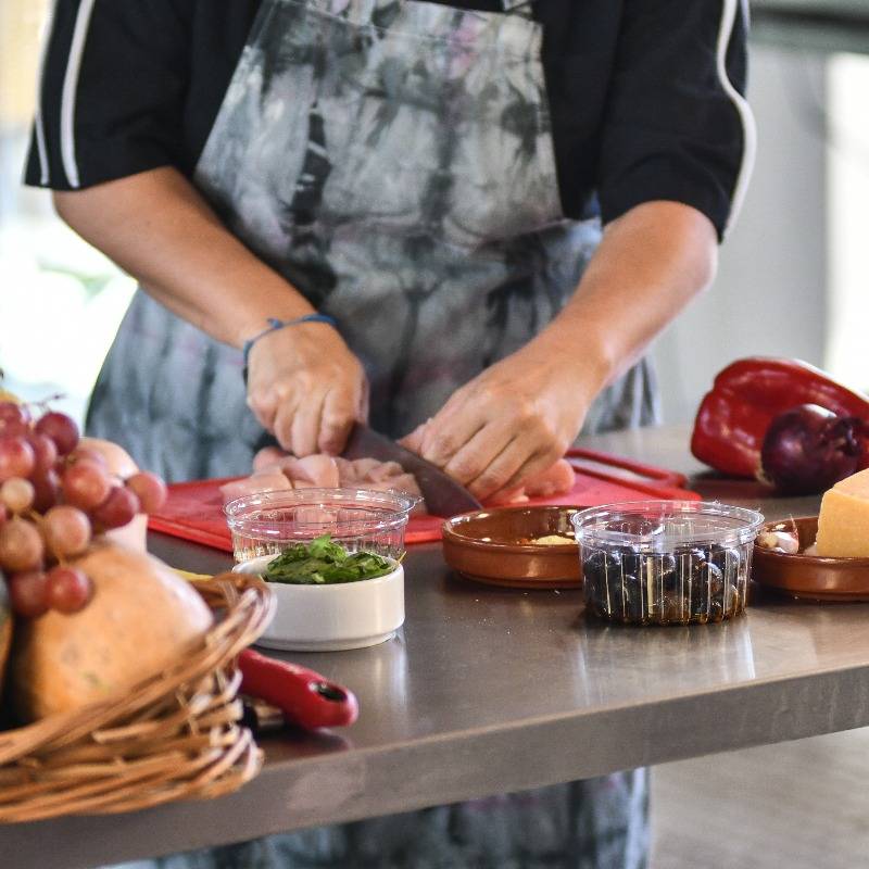 persona cocinando en Rosario