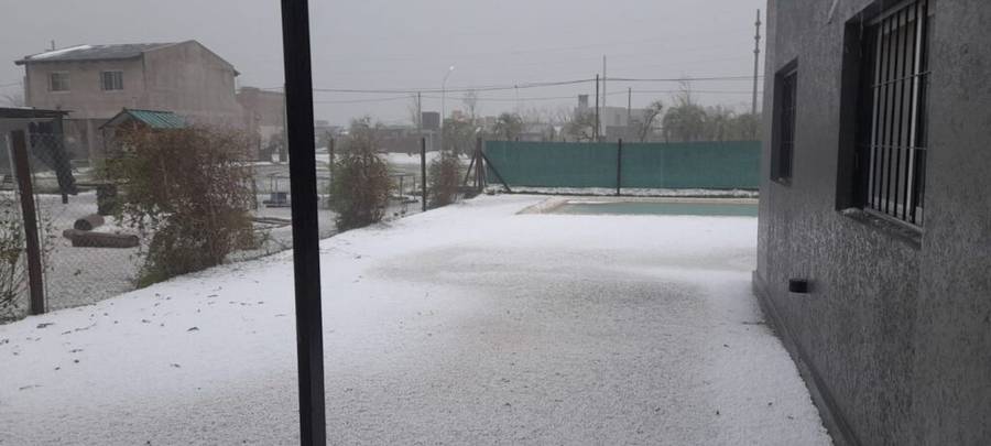 Granizo y fuertes vientos causaron problemas en Funes y Roldán.