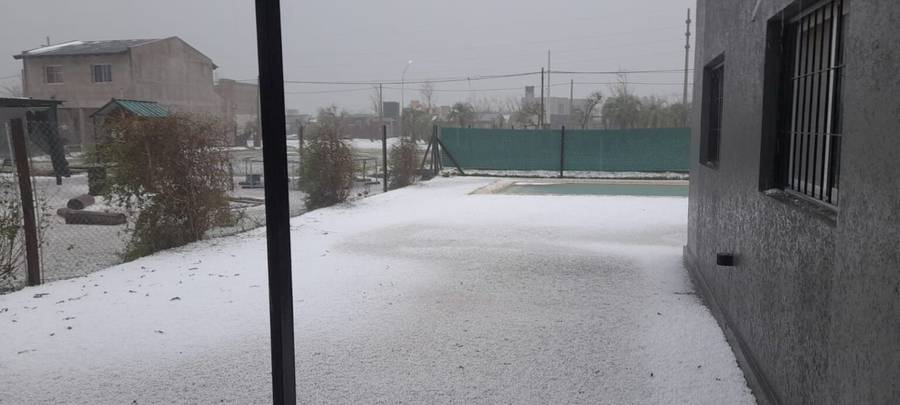 Granizo y fuertes vientos causaron problemas en Funes y Roldán.