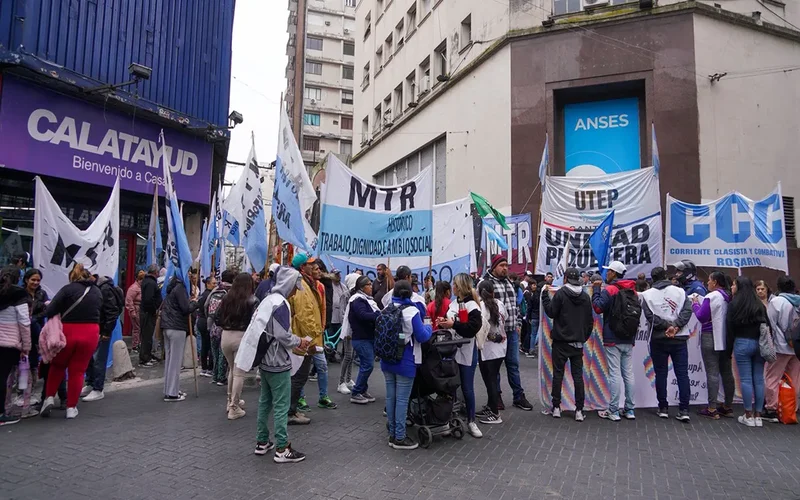 Gremios rosarinos marchan por jubilados y contra el ajuste