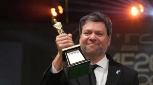 Guido Kaczka sostiene el Martín Fierro de Oro en la ceremonia
