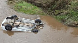 Rescate de un joven tras caer un auto a un arroyo en la región