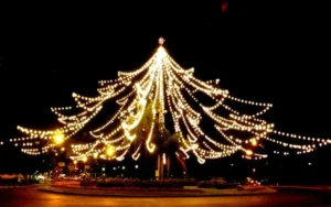 Se enciende el arbolito de Navidad del parque Independencia