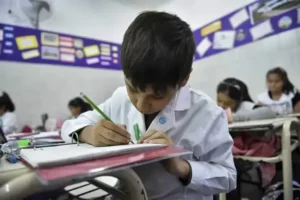 Declararán a la educación servicio esencial