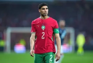 Achraf Hakimi en un partido de fútbol