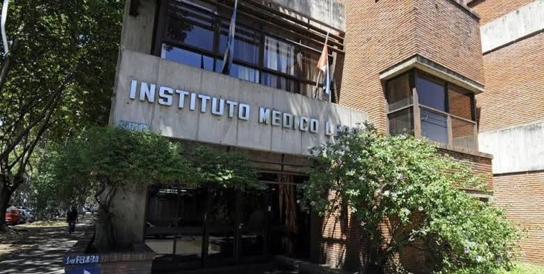 Hallan a una mujer asesinada en su casa e investigan femicidio