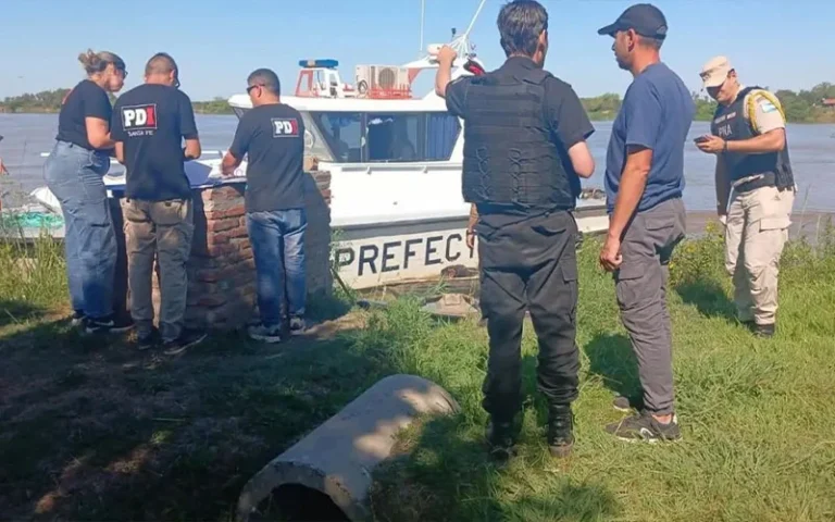 Hallaron dos cuerpos en un bote a la deriva sobre el río Coronda.