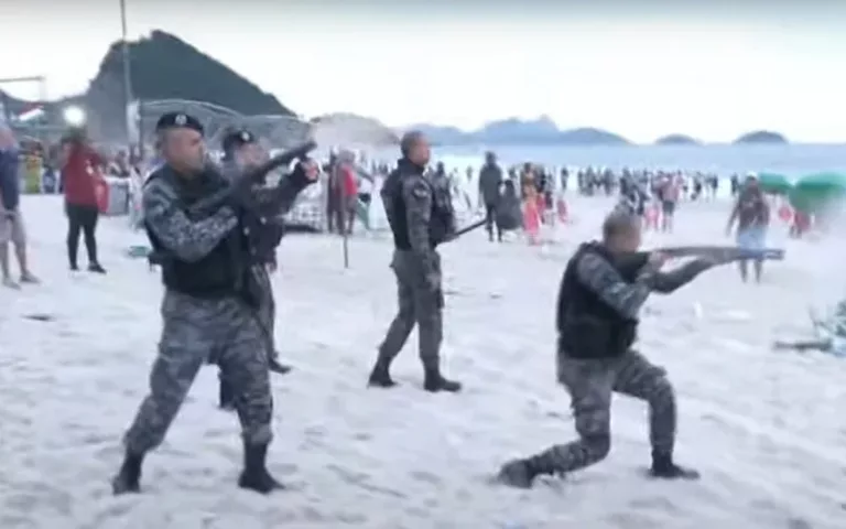 Violento momento entre hinchas de Boca y Flu en Copacabana