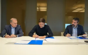 Histórico convenio entre Santa Fe e YPF descuento en el costo del combustible que utiliza la Provincia