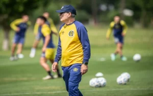Pensando en Estudiantes, Holan dirigió su primera práctica en Central