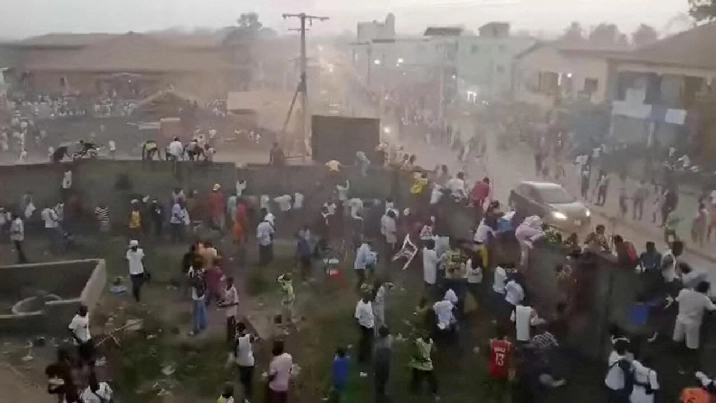 La tragedia se produjo en un partido entre dos de los equipos más importantes de Guinea. Protestas por el arbitraje derivaron en una masacre. 