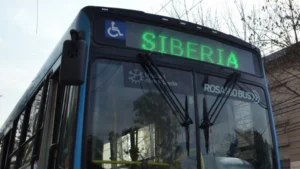 Colectivo urbano involucrado en un siniestro vial en Rosario