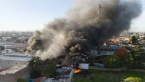 Impresionante incendio en una pañalera de Lomas del Mirador