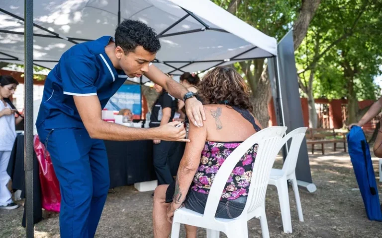 Impulsan jornadas de vacunación en colonias y piletas municipales durante el verano