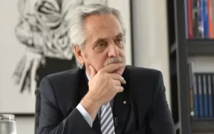 Imputaron a Alberto Fernández por contrataciones de seguros en el Estado