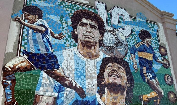 La obra sobre Maradona se sitúa en la localidad de Hernández, Entre Ríos. Está realizada con la técnica de mosaiquismo y mide 5 metros de alto por 7 de ancho.