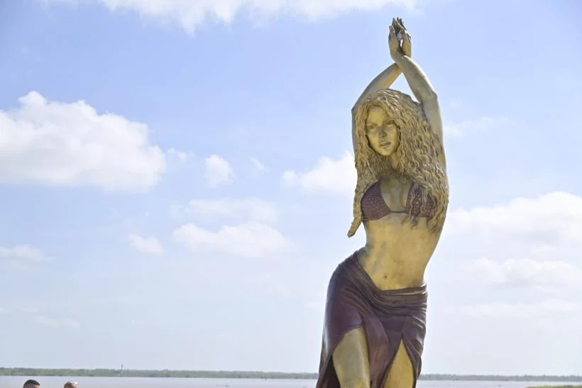 La enorme escultura mide seis metros y medio, está hecha en bronce y se encuentra emplazada en Barranquilla, ciudad natal de la cantante.