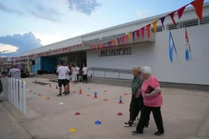 Autoridades educativas recorren una de las nuevas escuelas en Santa Fe
