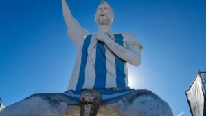 Estatua gigante de Lionel Messi inaugurada en una ciudad argentina