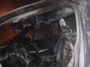 incendio de auto en comisaría 32°