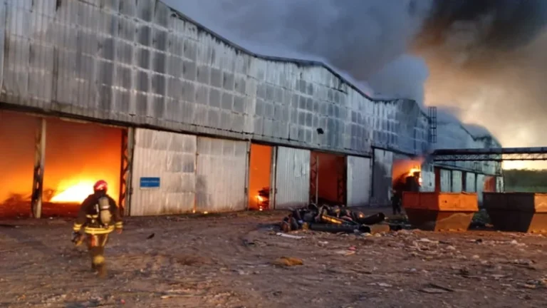 incendio en planta de reciclaje