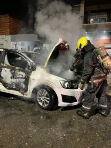 Incendio de un automóvil en zona oeste