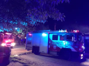 Bomberos trabajando en una vivienda del oeste rosarino tras un incendio