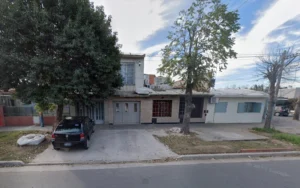 Camión de bomberos y vivienda afectada por incendio en zona sur de Rosario